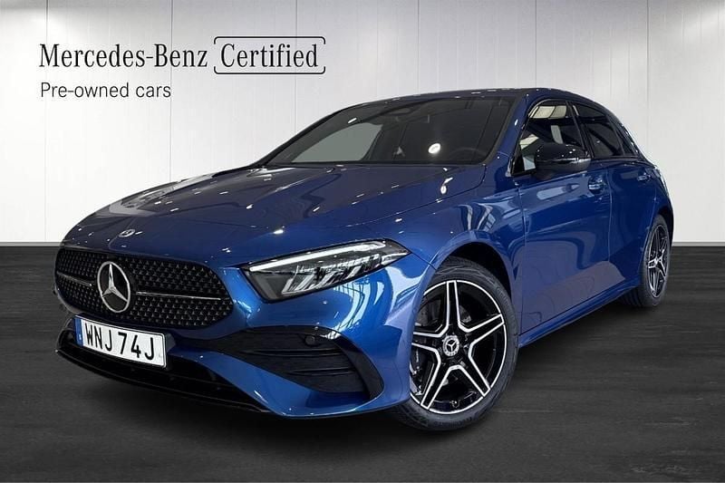 Blå (blue) Begagnad 2024 Mercedes A250 AMG line Halvkombi | 389 900 kr (Lite dyr) - Bild 1/4