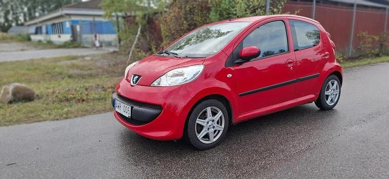 Röd Begagnad 2006 Peugeot 107 Halvkombi | 27 000 kr (Marknadspris) - Bild 1/4