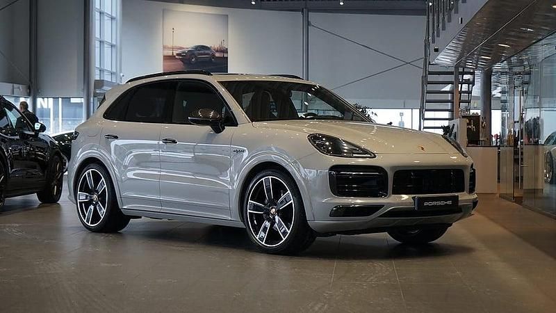 Begagnad Porsche Cayenne Platinum Edition 340 HK (250 kW) 2022 Ljusgrå SUV