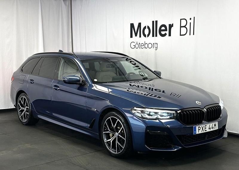 Blå Begagnad 2023 BMW 530e M Sport Kombi | 419 900 kr (Marknadspris) - Bild 1/4
