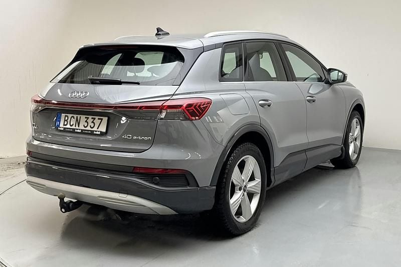Begagnad Audi Q4 e-tron Comfort 150 kW (204 HK) 2022 Grå SUV