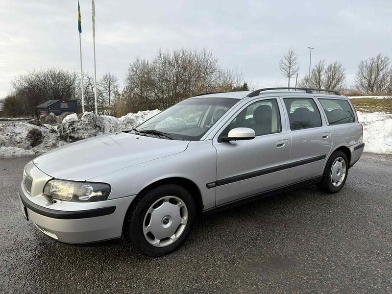 Silver 426 Begagnad 2004 Volvo V70 Business Edition Kombi | 22 000 kr (Bra pris) - Bild 1/4
