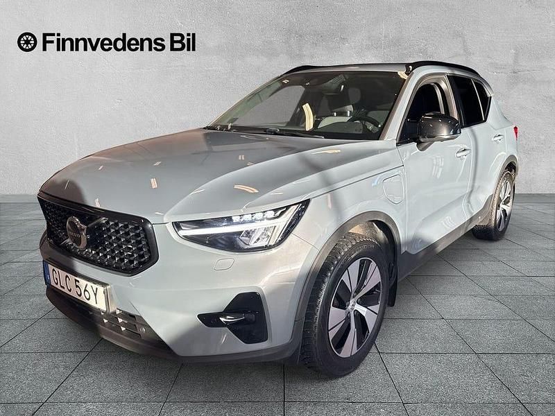 Grå Begagnad 2023 Volvo XC40 Plus SUV | 359 000 kr (Lite dyr) - Bild 1/4