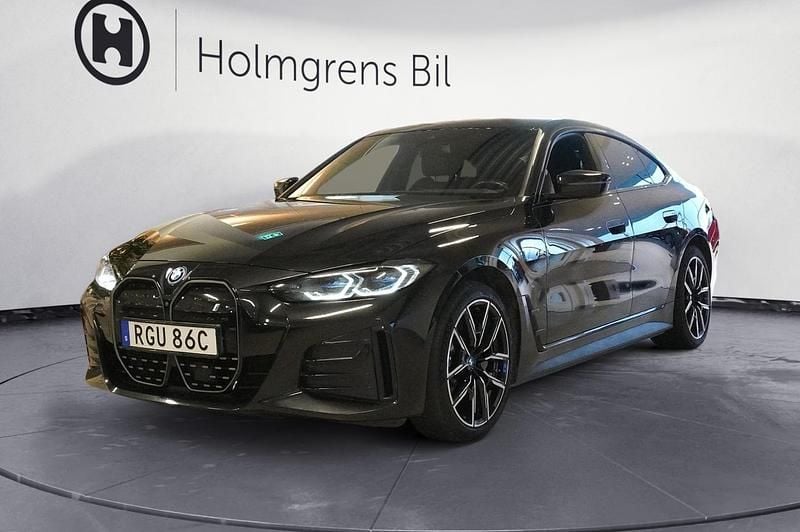 Svart Begagnad 2022 BMW i4 M Sport Sedan | 409 800 kr (Marknadspris) - Bild 1/4