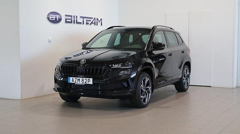 Svart (black magic pearleffect) Ny 2025 Skoda Karoq SportLine SUV | 483 300 kr - Bild 1/4