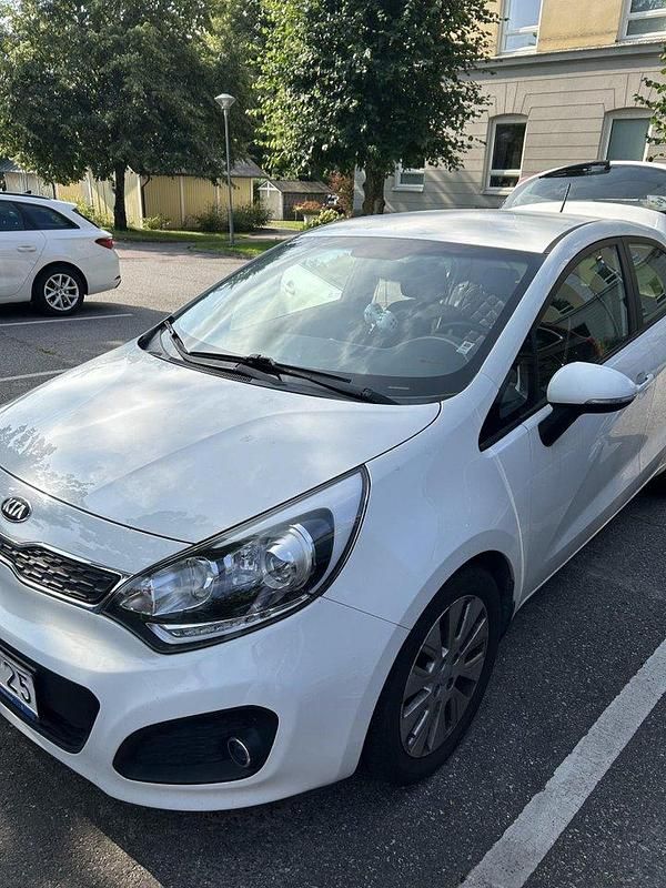 Vit Begagnad 2013 Kia Rio Halvkombi | 79 000 kr (Marknadspris) - Bild 1/4