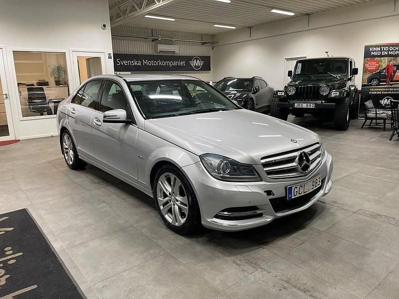 Silver Begagnad 2012 Mercedes C180 Avantgarde Sedan | 109 900 kr (Marknadspris) - Bild 1/4