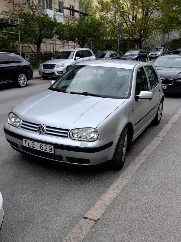 Silver Begagnad 2003 VW Golf IV Basis Halvkombi | 15 900 kr (Bra pris) - Bild 1/4