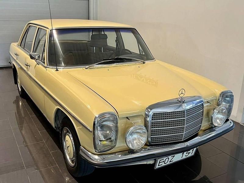 Begagnad Mercedes 230 120 HK (88 kW) 1973 Gul Sedan