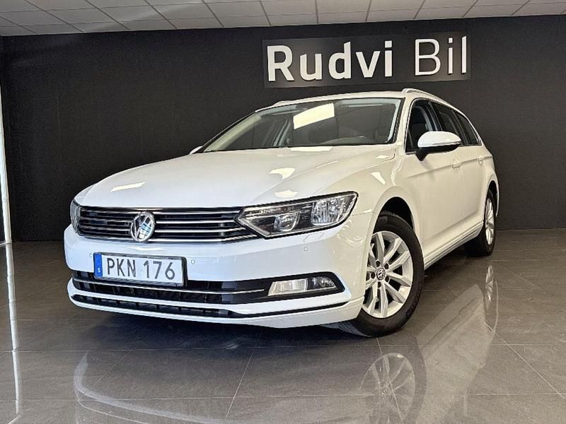 Vit Begagnad 2017 VW Passat Kombi | 149 900 kr (Marknadspris) - Bild 1/4