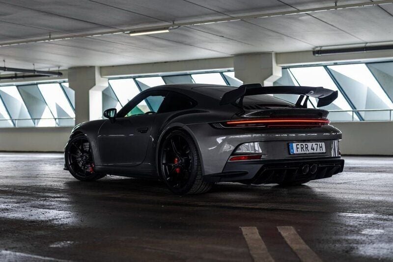 Mörkgrå (grå) Begagnad 2021 Porsche 911 GT3 Sport Sportkupé | 2 175 000 kr (Marknadspris) - Bild 1/3