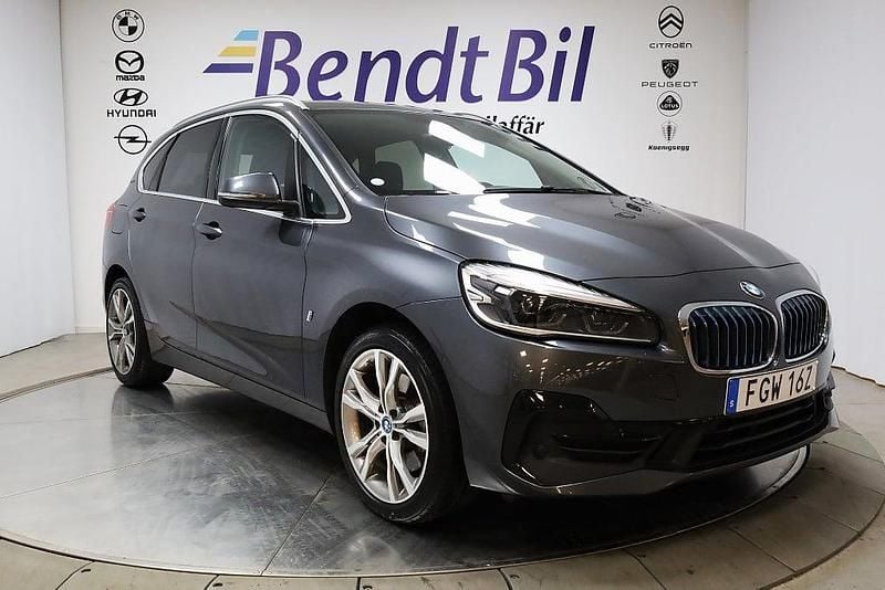 Grå Begagnad 2019 BMW 225 Active Tourer Sport Line Minibuss | 209 500 kr - Bild 1/3