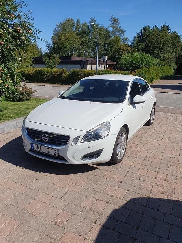 Vit Begagnad 2011 Volvo S60 Momentum Sedan | 93 000 kr (Bra pris) - Bild 1/4