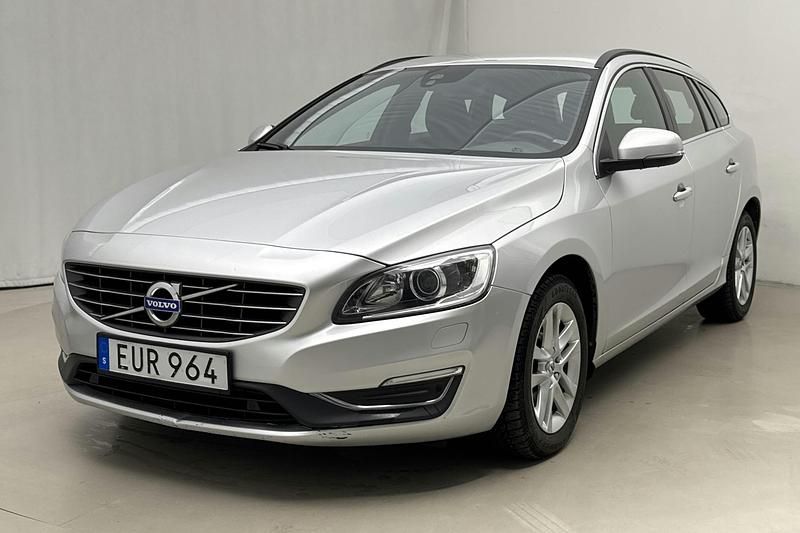 Silver Begagnad 2018 Volvo V60 Momentum Kombi | 149 900 kr (Bra pris) - Bild 1/4