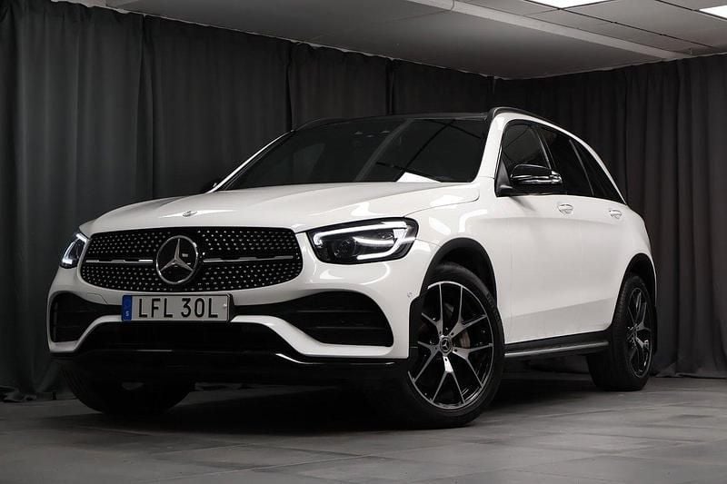 Vit Begagnad 2020 Mercedes GLC300 AMG Line Premium Plus SUV | 489 000 kr (Marknadspris) - Bild 1/4