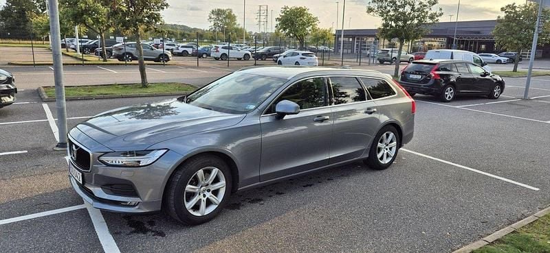 Grå Begagnad 2017 Volvo V90 Momentum Kombi | 200 000 kr (Marknadspris) - Bild 1/4