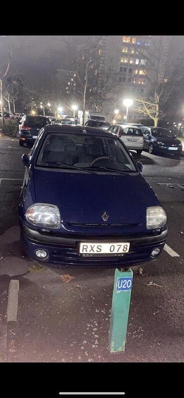 Blå Begagnad 2000 Renault Clio II Halvkombi | 31 500 kr (Lite dyr) - Bild 1/4
