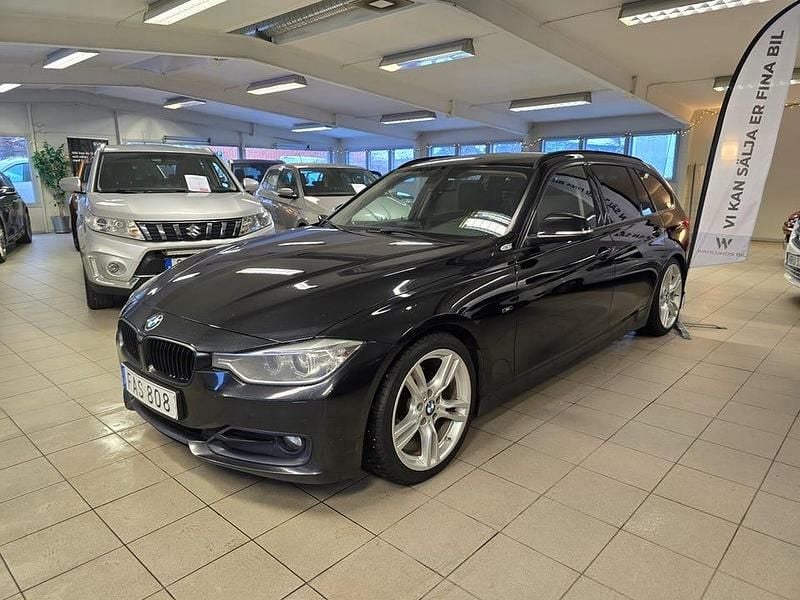 Svart Begagnad 2015 BMW 320 Sport Line Kombi | 124 900 kr (Marknadspris) - Bild 1/4