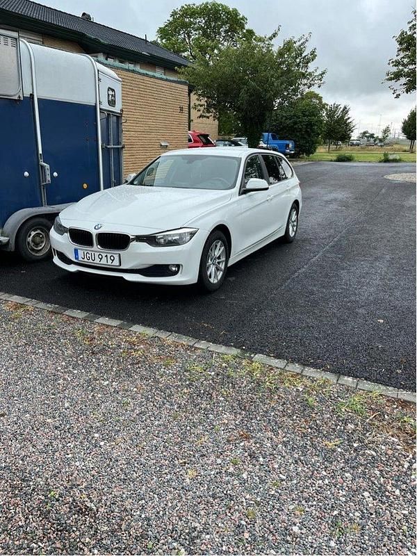 Vit Begagnad 2013 BMW 318 Kombi | 120 000 kr (Marknadspris) - Bild 1/4