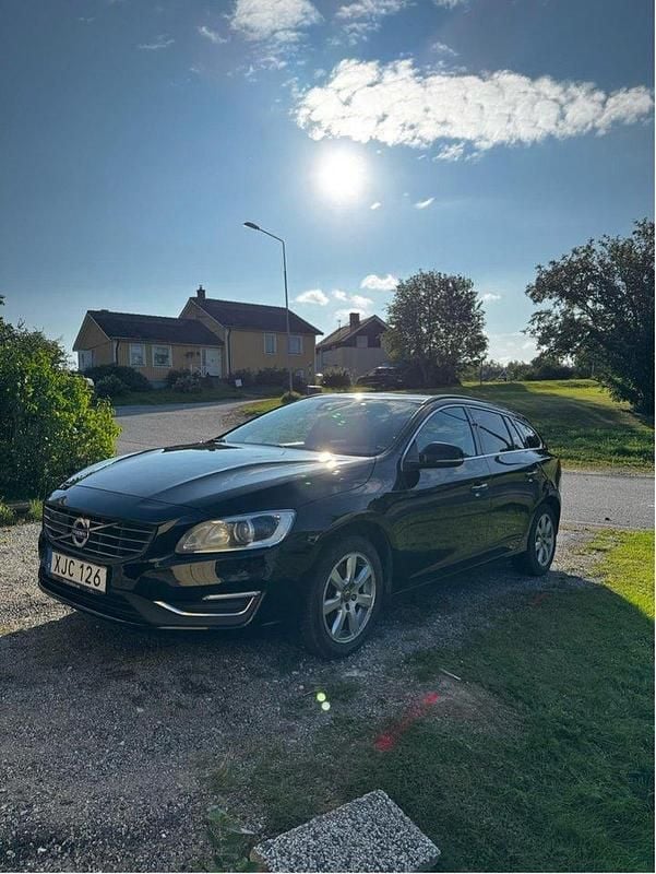 Svart Begagnad 2017 Volvo V60 Momentum Kombi | 119 000 kr (Marknadspris) - Bild 1/3