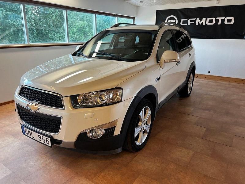 Vit Begagnad 2012 Chevrolet Captiva SUV | 74 900 kr (Marknadspris) - Bild 1/4
