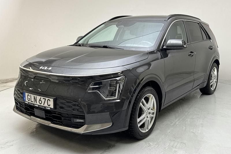 Grå Begagnad 2023 Kia e-Niro Advance SUV | 269 000 kr (Bra pris) - Bild 1/4