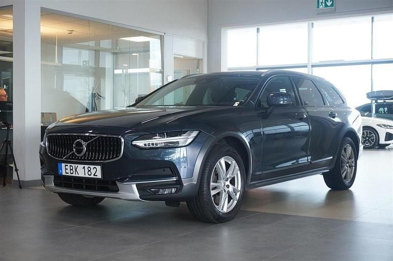 Mörkblå (mblå) Begagnad 2018 Volvo V90 CC Momentum Kombi | 259 800 kr (Marknadspris) - Bild 1/4