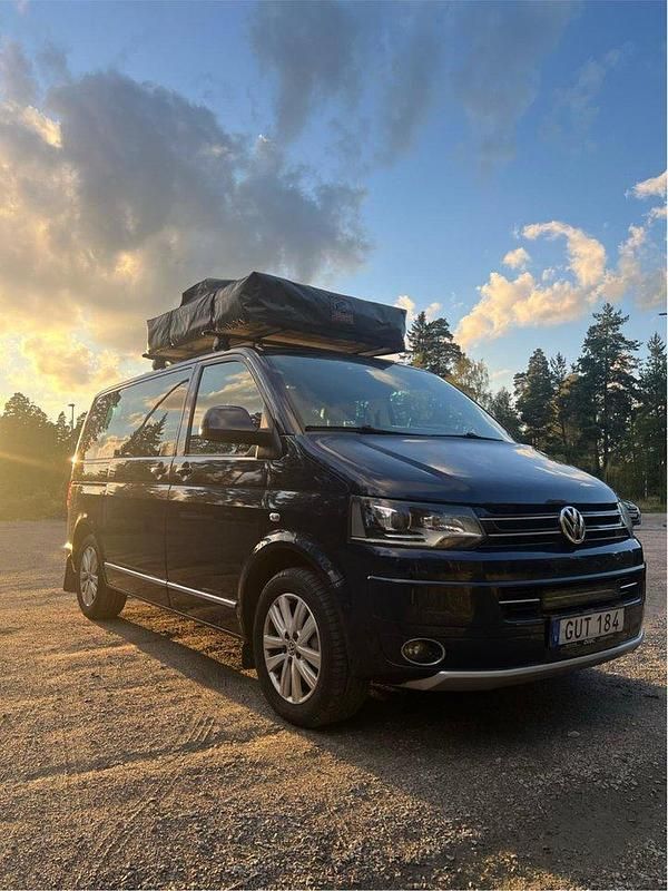 Blå Begagnad 2012 VW Multivan Highline Minibuss | 205 000 kr (Marknadspris) - Bild 1/4