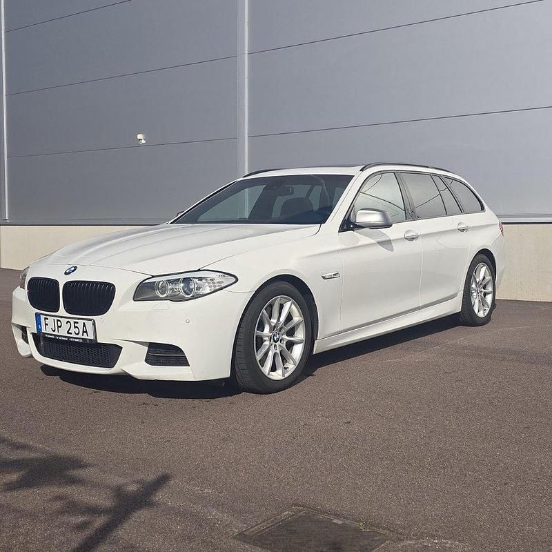 Vit Begagnad 2012 BMW M550 Sedan | 229 000 kr (Marknadspris) - Bild 1/4
