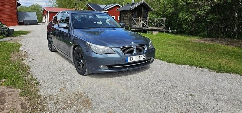 Blå Begagnad 2010 BMW 523 Sedan | 55 000 kr (Superpris) - Bild 1/4