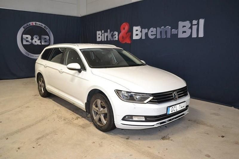 Vit Begagnad 2018 VW Passat Kombi | 169 900 kr (Superpris) - Bild 1/4