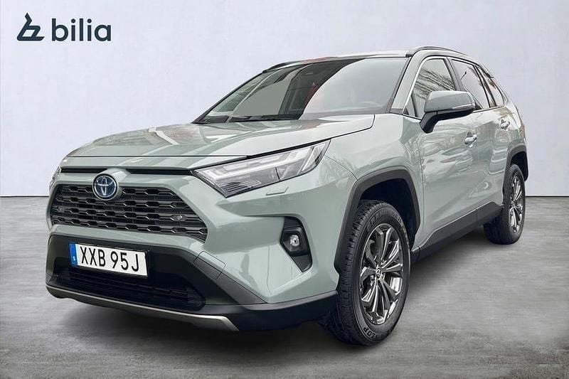 Grön Begagnad 2022 Toyota RAV4 Hybrid Executive SUV | 409 900 kr (Marknadspris) - Bild 1/3