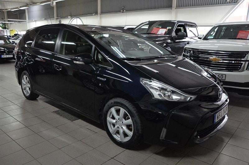 Svart (svart metallic) Begagnad 2016 Toyota Prius+ Minibuss | 179 000 kr (Marknadspris) - Bild 1/4