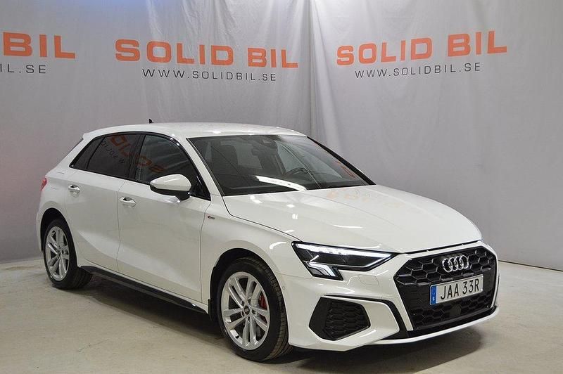 Vit Begagnad 2022 Audi A3 Sportback e-tron S-Line Sedan | 329 900 kr (Marknadspris) - Bild 1/4