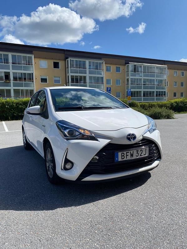 Begagnad Toyota Yaris Hybrid 101 HK (74 kW) 2020