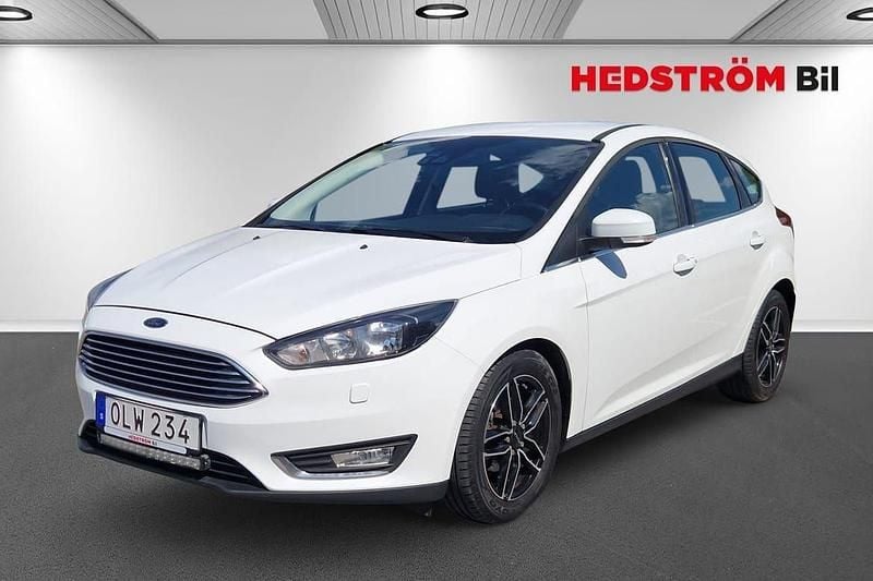 Vit Begagnad 2017 Ford Focus Halvkombi | 99 000 kr (Marknadspris) - Bild 1/4