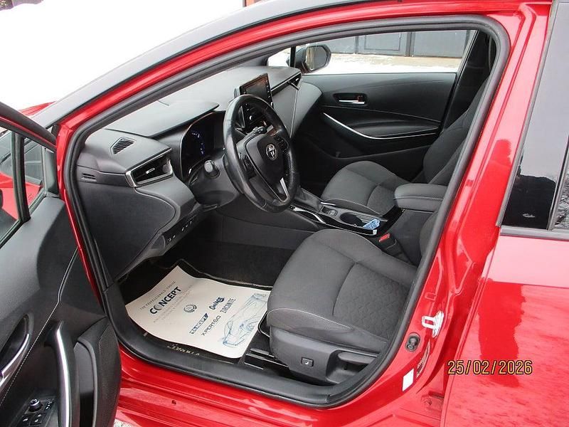 Begagnad Toyota Corolla Hybrid Style 122 HK (89 kW) 2019 Röd Halvkombi