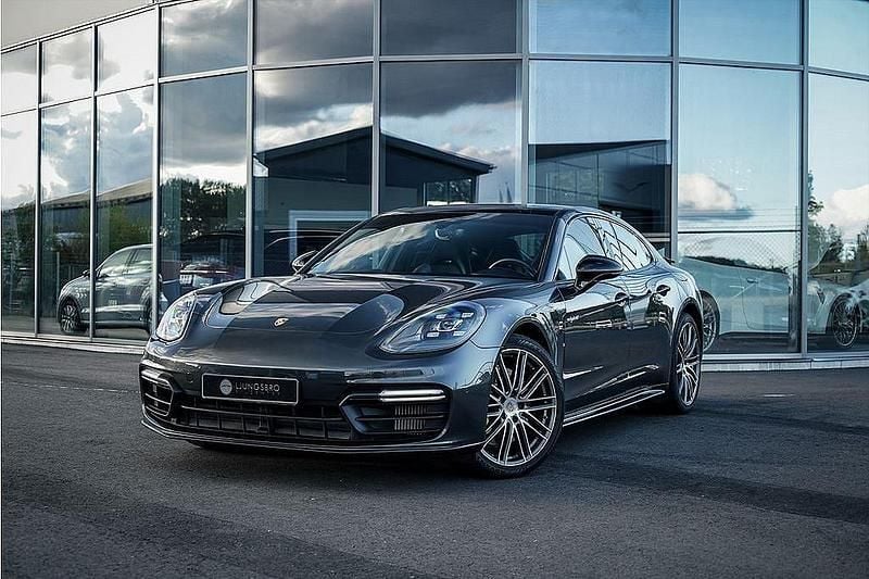 Grå Begagnad 2018 Porsche Panamera 4 Sport Sedan | 729 900 kr (Marknadspris) - Bild 1/4