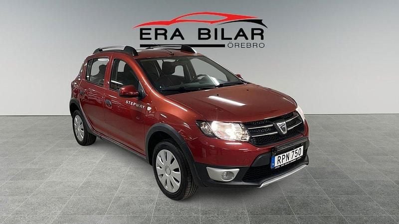 Röd Begagnad 2015 Dacia Sandero Stepway Halvkombi | 59 800 kr (Marknadspris) - Bild 1/4