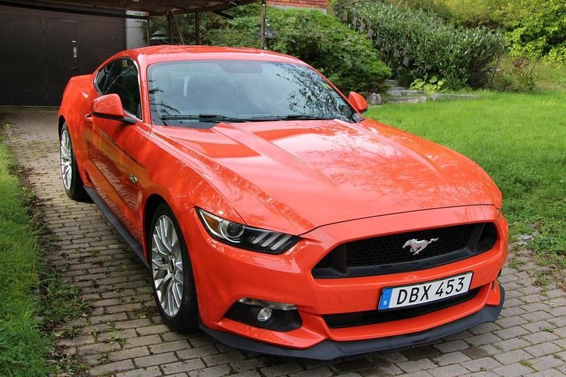 Orange Begagnad 2016 Ford Mustang GT Fastback Sportkupé | 405 000 kr (Marknadspris) - Bild 1/4