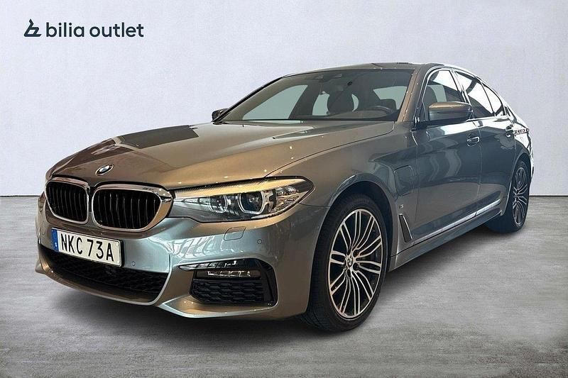 Blå Begagnad 2019 BMW 530e M Sport Sedan | 319 900 kr (Marknadspris) - Bild 1/3