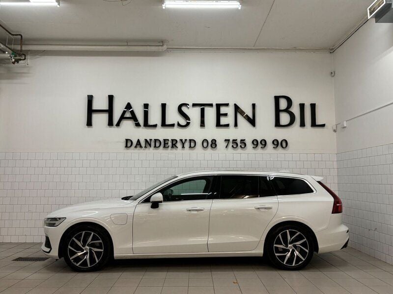 Vit Begagnad 2020 Volvo V60 Momentum Kombi | 259 000 kr (Marknadspris) - Bild 1/4