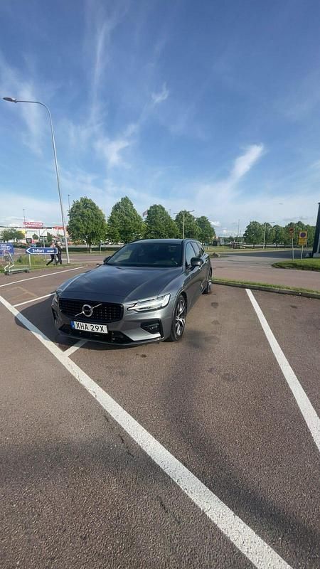Begagnad 2021 Volvo V60 R-Design Kombi | 330 000 kr (Marknadspris) - Bild 1/4