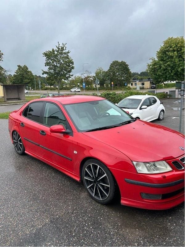 Röd Begagnad 2005 Saab 9-3 Aero Sedan | 25 000 kr (Bra pris) - Bild 1/4