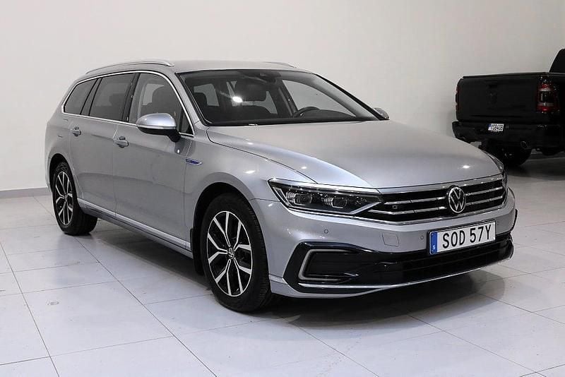 Silver Begagnad 2022 VW Passat GTE Kombi | 239 900 kr (Marknadspris) - Bild 1/4