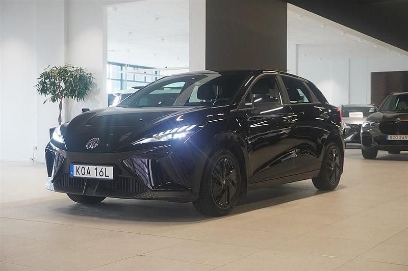 Svart Begagnad 2023 MG MG4 EV Halvkombi | 224 800 kr - Bild 1/4