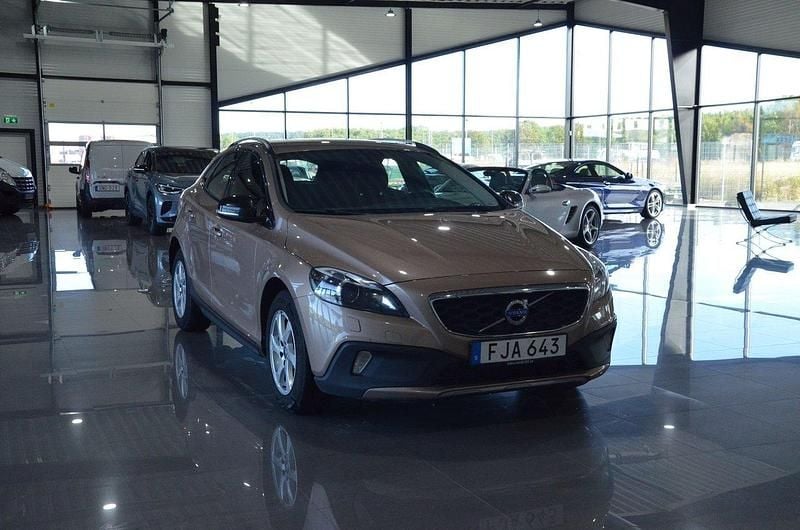 Brun Begagnad 2014 Volvo V40 CC Kombi | 114 900 kr (Marknadspris) - Bild 1/4