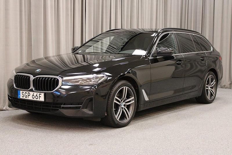 Svart Begagnad 2022 BMW 520 Kombi | 339 900 kr (Superpris) - Bild 1/4