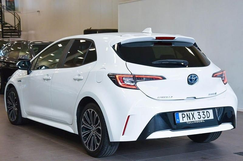 Begagnad Toyota Corolla Hybrid Style 122 HK (89 kW) 2019 Vit Halvkombi