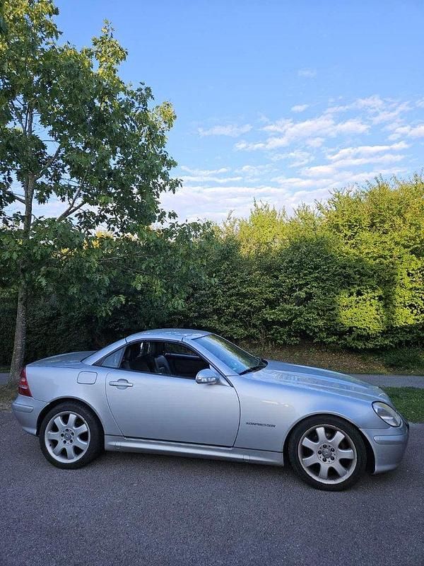 Grå Begagnad 2003 Mercedes SLK200 Cab | 64 000 kr (Marknadspris) - Bild 1/4